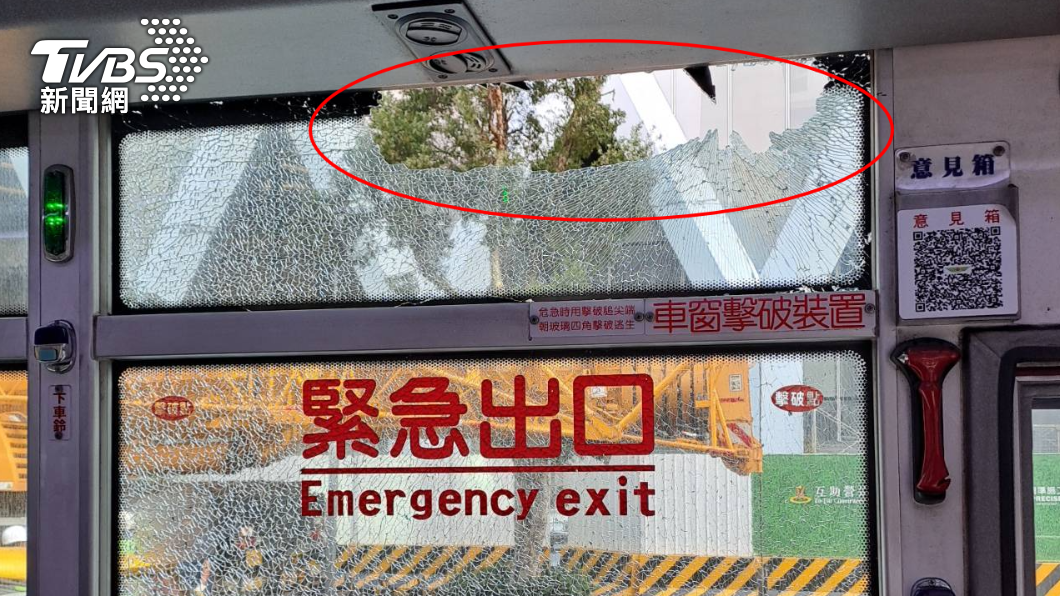 當時車內十多名乘客無人受傷。(圖/TVBS)