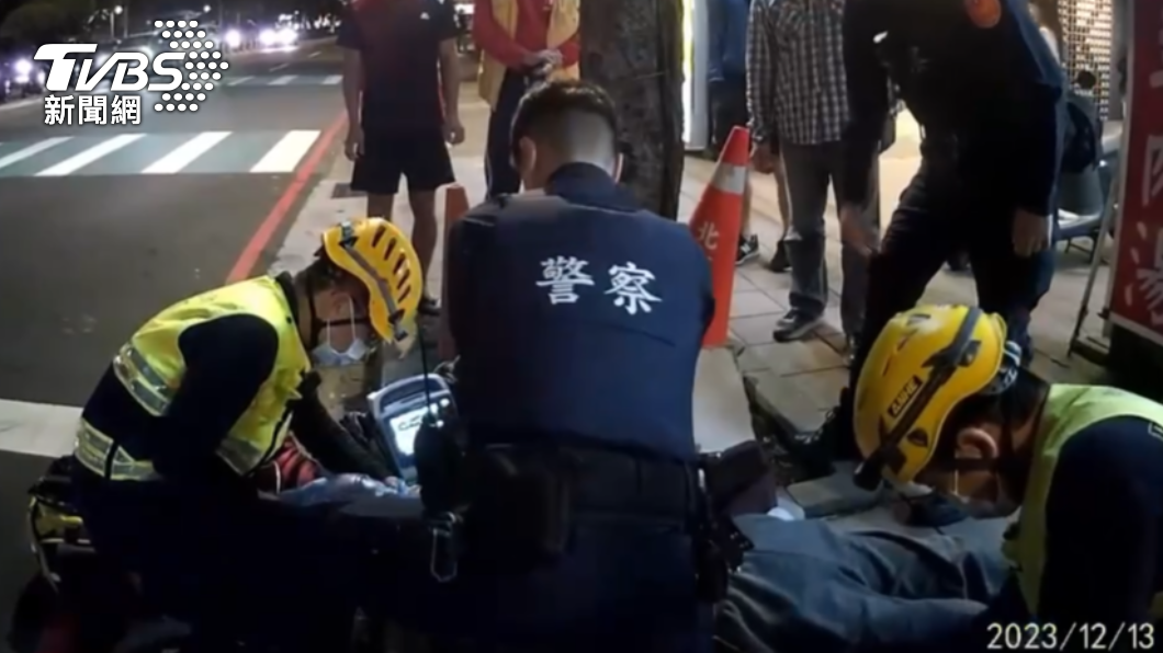 最帥背影！新北男大街昏倒無呼吸　警跪地CPR狂壓救回