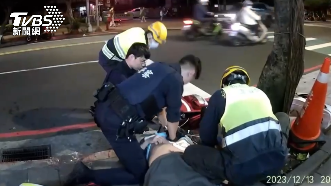 員警協助對男子實施CPR。(圖/TVBS)