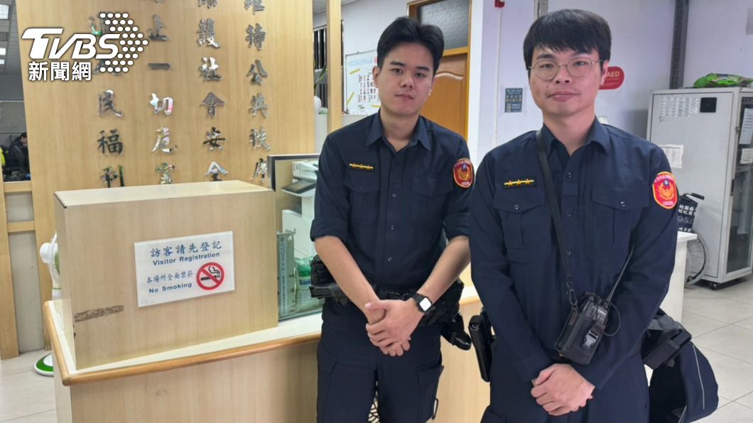 警員羅偉誠(左)協助按壓CPR,吳冠穎(右)協助將人送醫。(圖/TVBS)