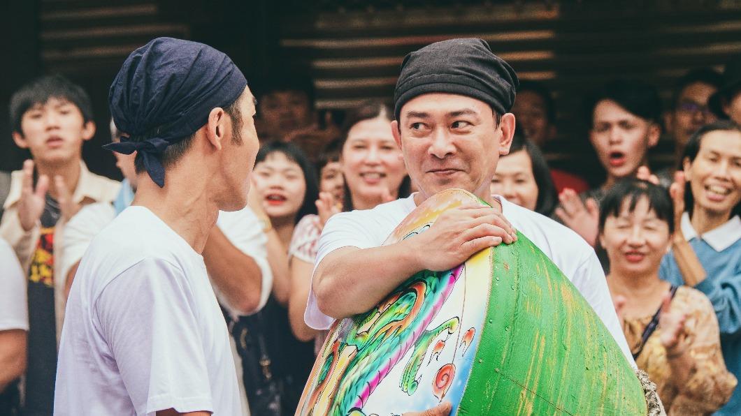 王識賢再現阿叔熱潮!扛百斤大陀螺 與李李仁組「陣頭雙帥」