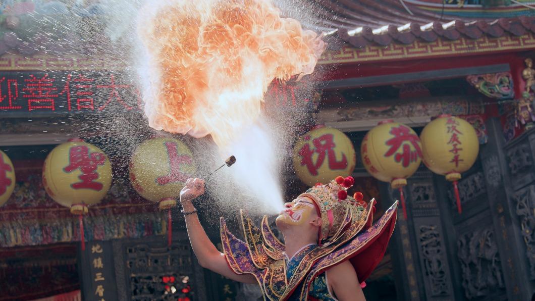 黃新皓花了很多時間練習煤油噴火的特技演出。(圖/華視提供)