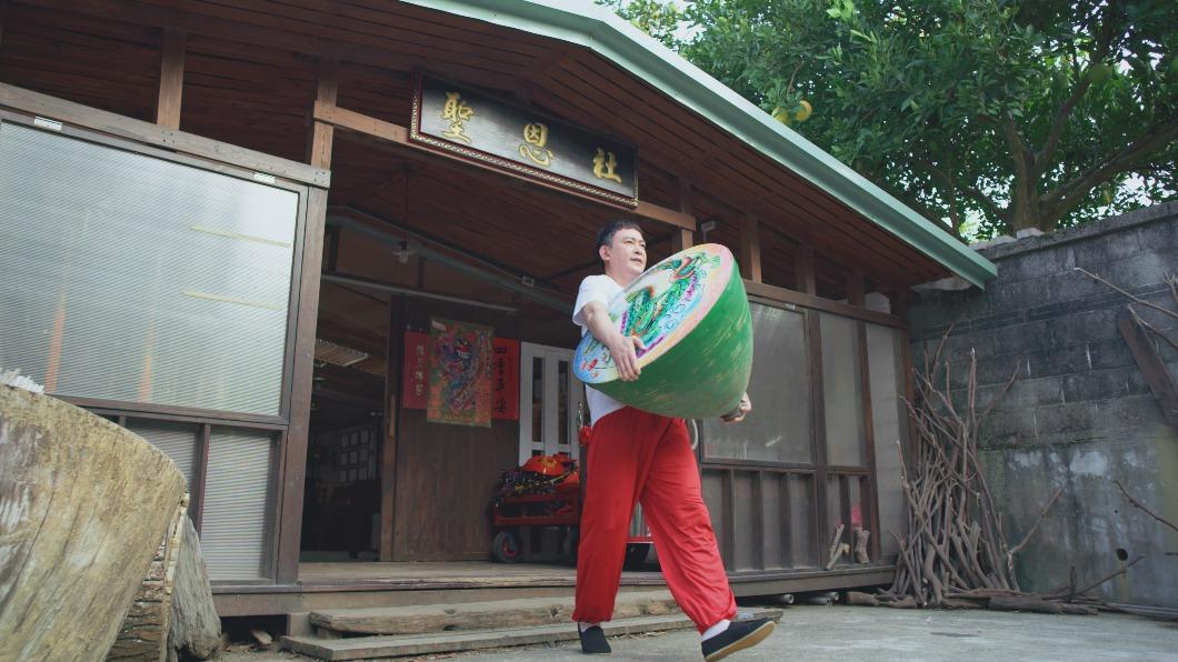 王識賢在劇中需操作重達百斤的大陀螺。(圖/華視提供)