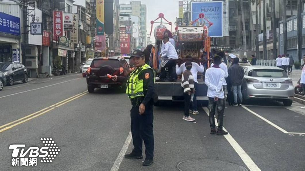 警方通報分局調度警力協助疏導交通。(圖/TVBS)