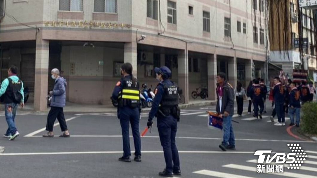 警方通報分局調度警力協助疏導交通。(圖/TVBS)