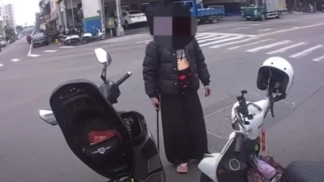 女抄起大螺絲起子當街打人（圖／翻攝自WoWtchout - 地圖型行車影像分享平台）
