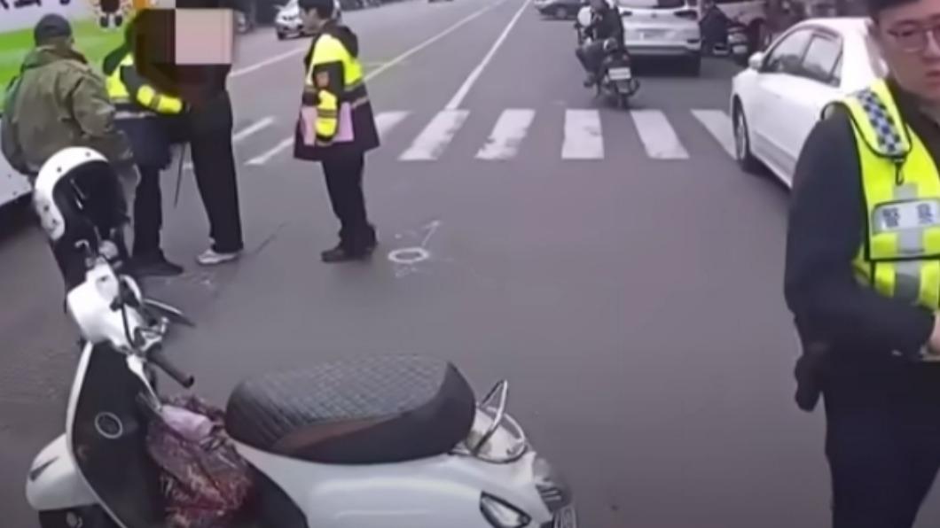 直到警方到場後，黃姓婦人才消停。（圖／翻攝自WoWtchout - 地圖型行車影像分享平台）
