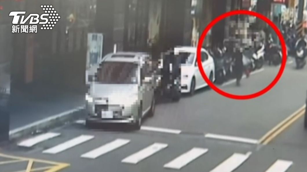 警方在顏男身上搜出贓物。(圖/警方提供)