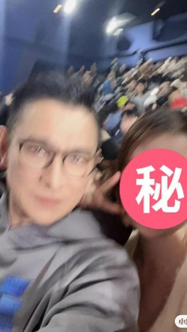 粉絲和劉德華合照，不小心把濾鏡開太大。（圖／翻攝自小紅書）