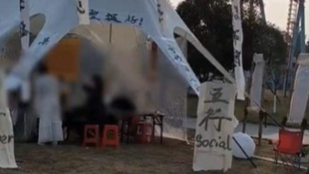現場被大學生佈置成白茫茫一片。(圖/翻攝自微博《搜狐千里眼》)