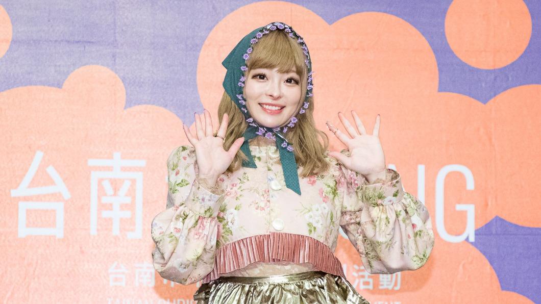 跨年唯一日星!卡莉怪妞婚後首來台狂放閃 嫩尪葉山獎之台下盯場