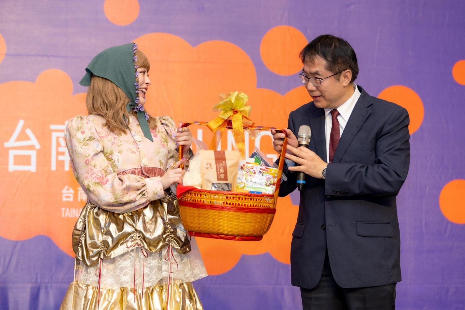 台南市長黃偉哲(右)送上許多傳統結婚禮給卡莉怪妞。(圖/台南好YOUNG提供)