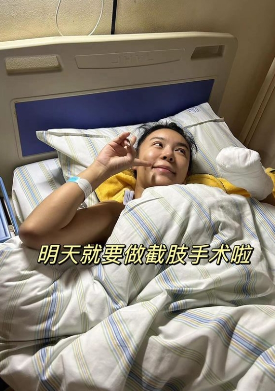 杜顏嘉堅強接受截肢手術。(圖/翻攝自杜顏嘉 IG)