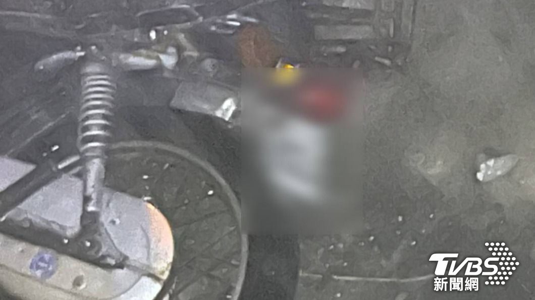 無照少年與汽車發生糾紛，競逐時不慎自撞護欄。 （圖／TVBS）