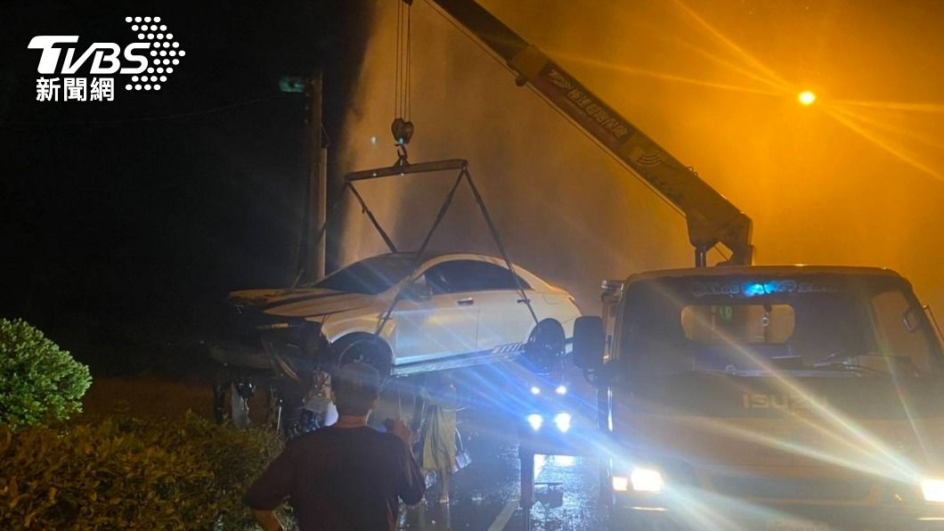 汽車失控自撞消防栓，坐在副駕的詹姓男子頭部重創，送醫不治。（圖／TVBS）