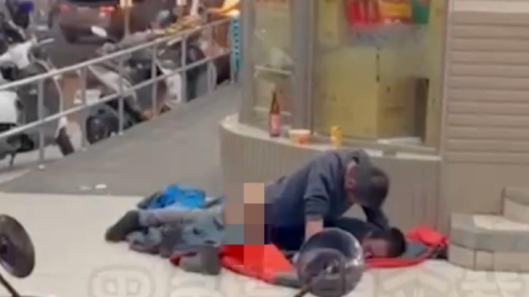 竹東「男上加男」!超商前2男裸下半身交疊 民眾驚見報警
