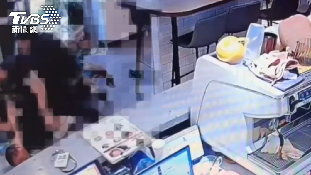 其餘員工幫忙將嫌犯壓制。(圖/TVBS)