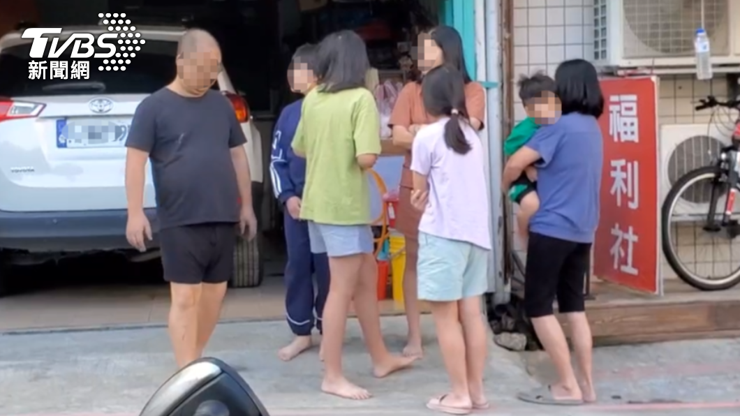 老闆一家七口緊急逃出。(圖/TVBS)