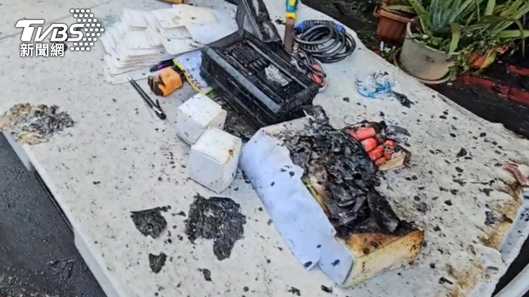 鋰電池充電後爆炸。(圖/TVBS)