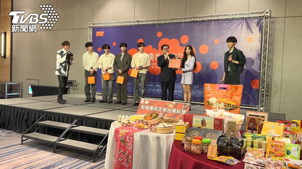 金世正(右二)與師弟團VERIVERY(左二至左五)在台的表現都讓人稱讚。(圖/TVBS)