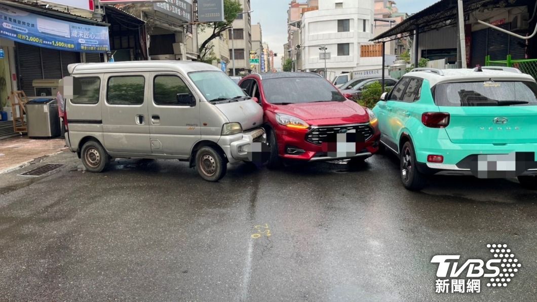 紅色自小客車副駕的女子下車後就在路中與銀色小客車駕駛理論。 （圖／TVBS）