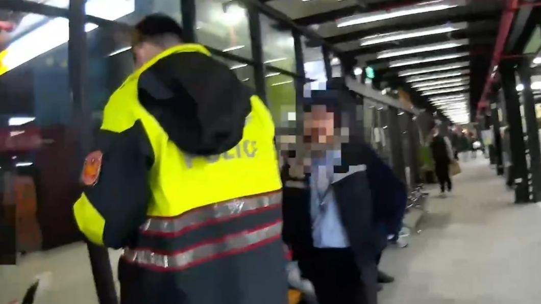 警方到場將女性保全先送醫，並將相關涉案人等帶回派出所。（圖／民眾提供）