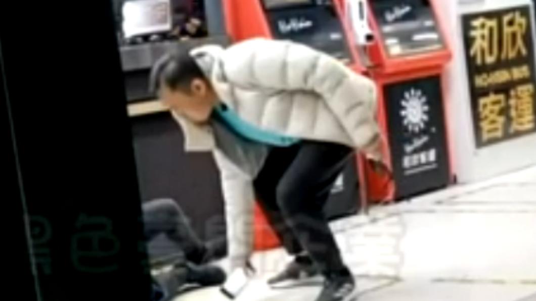男乘客毆打後還不解氣，拿起女保全的手機猛摔。（圖／翻攝自黑色豪門）