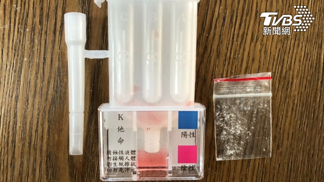 陳男將車上的毒品主動交付給員警，初步檢驗結果為三級毒品卡西硐呈陽性反應，另還有K他命殘渣袋。（圖／TVBS）