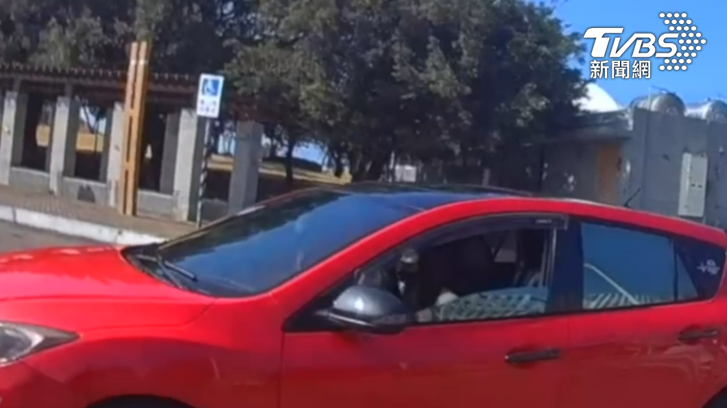 陳男原與女友駕駛紅色轎車準備逃逸，卻遭員警當場抓包。（圖／TVBS）