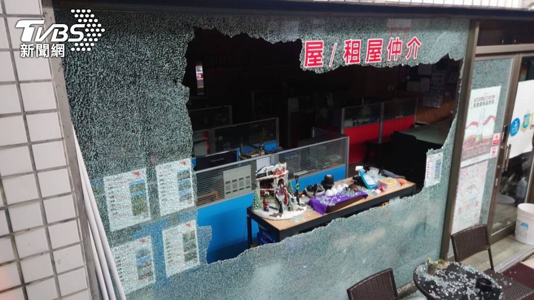 一晚連2起!宜蘭男持空氣槍洩憤 射爆房仲公司落地窗全碎