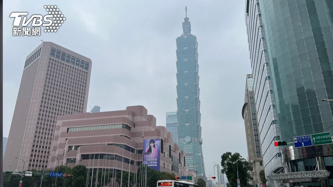 出門跨年戴口罩!境外污染物空品不佳 台北101一片灰濛濛