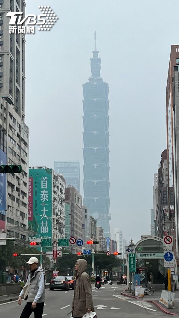 東北季風增強並挾帶境外污染物南下,台北101灰濛濛。(圖/胡瑞麒攝)