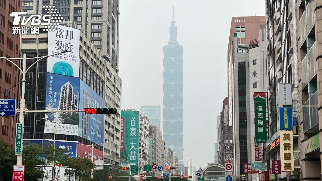 台北101呈現一片朦朧。(圖/胡瑞麒攝)