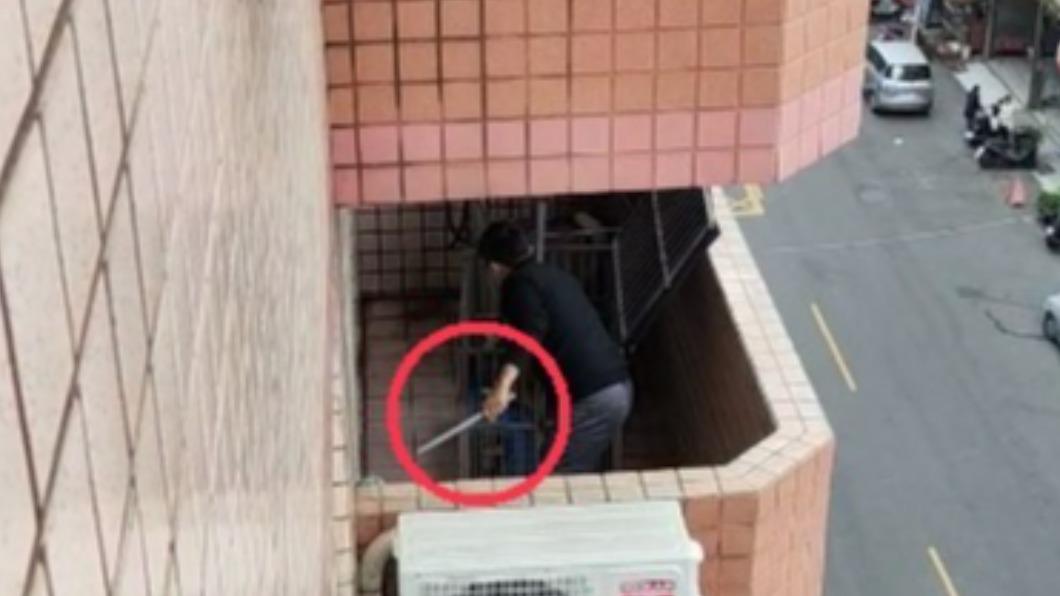 再傳虐狗?高雄男拿棍棒狂毆 狗狗痛到「淒厲哀嚎」畫面曝