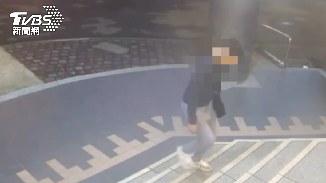 男子進到派出所時手不斷扶著頭。(圖/TVBS)
