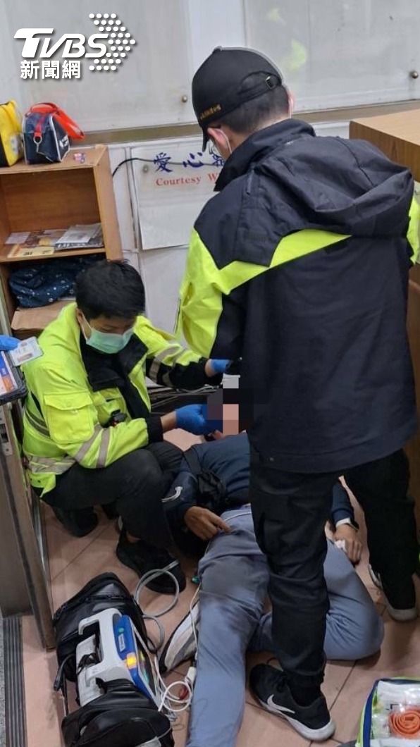 男子因腦溢血倒臥在地無意識。(圖/TVBS)