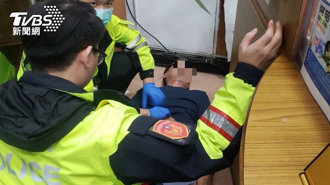 員警緊急通知隔壁消防分隊人員協助。(圖/TVBS)