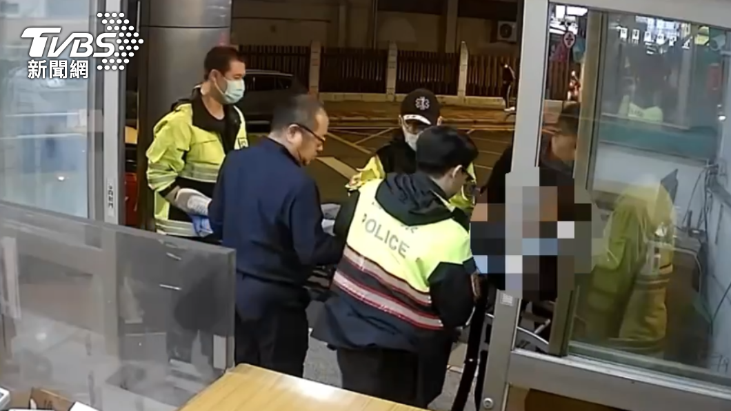 經警消搶救後男子送醫無大礙。(圖/TVBS)