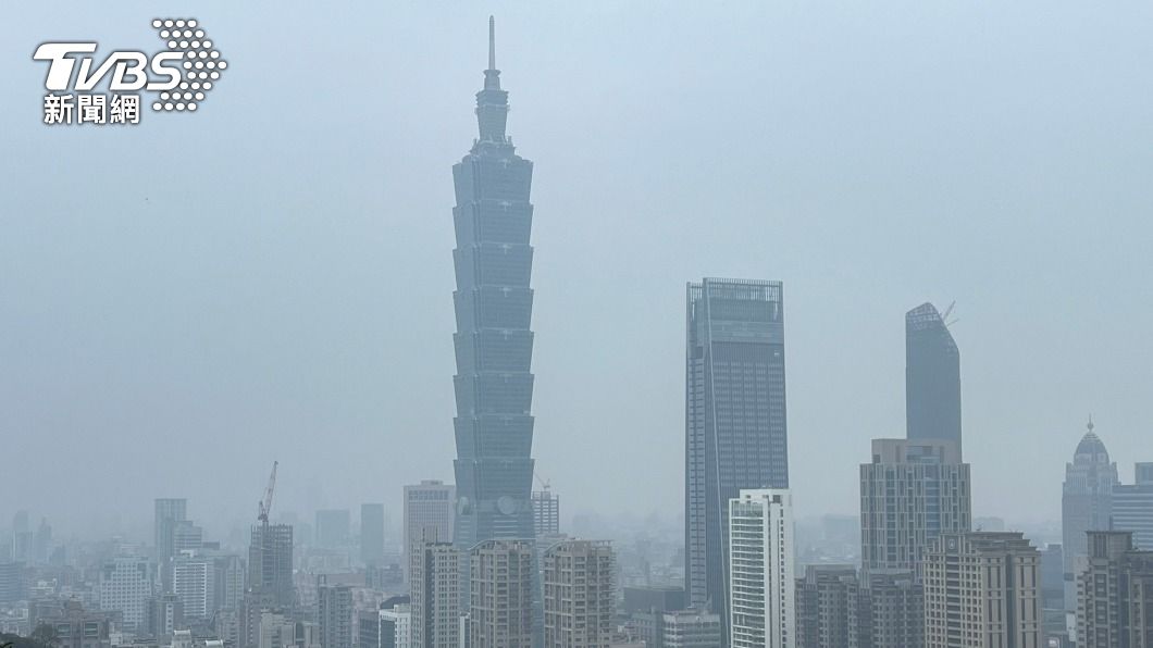 受到境外污染物影響,西半部空品不佳。(圖/胡瑞麒攝)