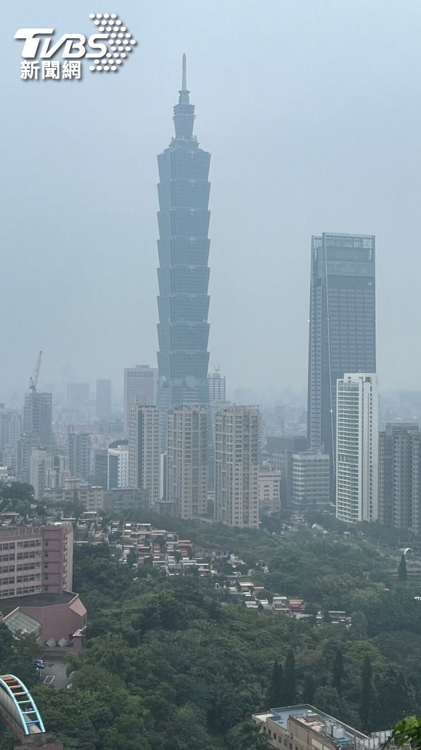 今天西半部空品不佳,民眾出門記得配戴口罩。(圖/胡瑞麒攝)