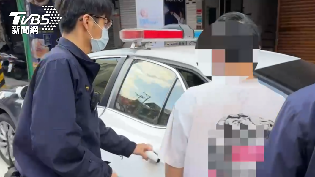 機車車主協助朋友拍攝影片。(圖/TVBS)