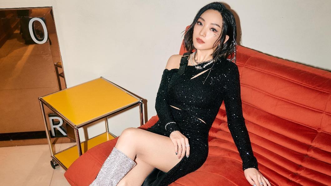 閻奕格跨年辣舞「高衩開到腿根」　Karencici曬美胸不讓了