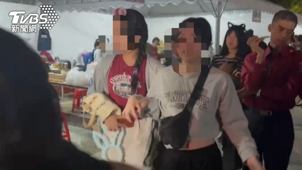 目前醫護站擠滿剛剛推擠受傷的民眾。(圖/民眾授權提供)