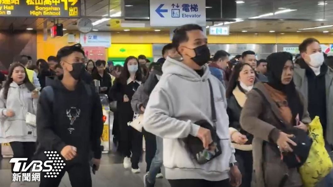 連假後門診爆滿!多數人皆發燒 醫示警:疫情恐升溫