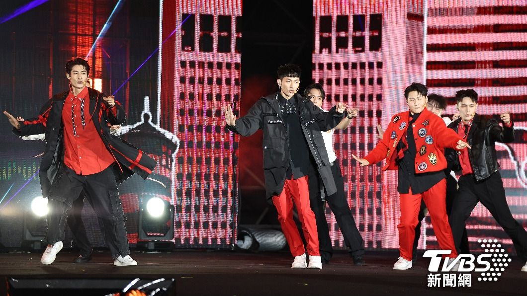 IT BOYZ登台演出。（圖／張哲鳴攝）