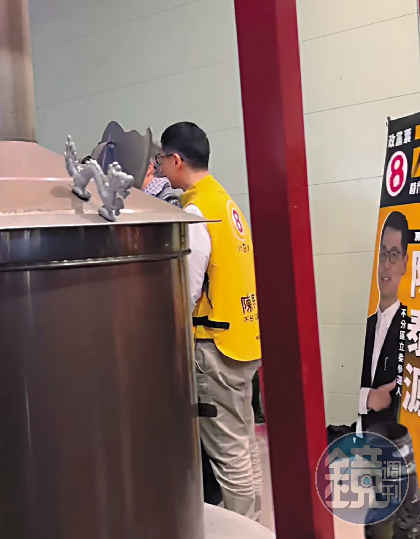 夏克立難得現身宮廟與政治場合,引起民眾好奇拍攝。(圖/讀者提供)
