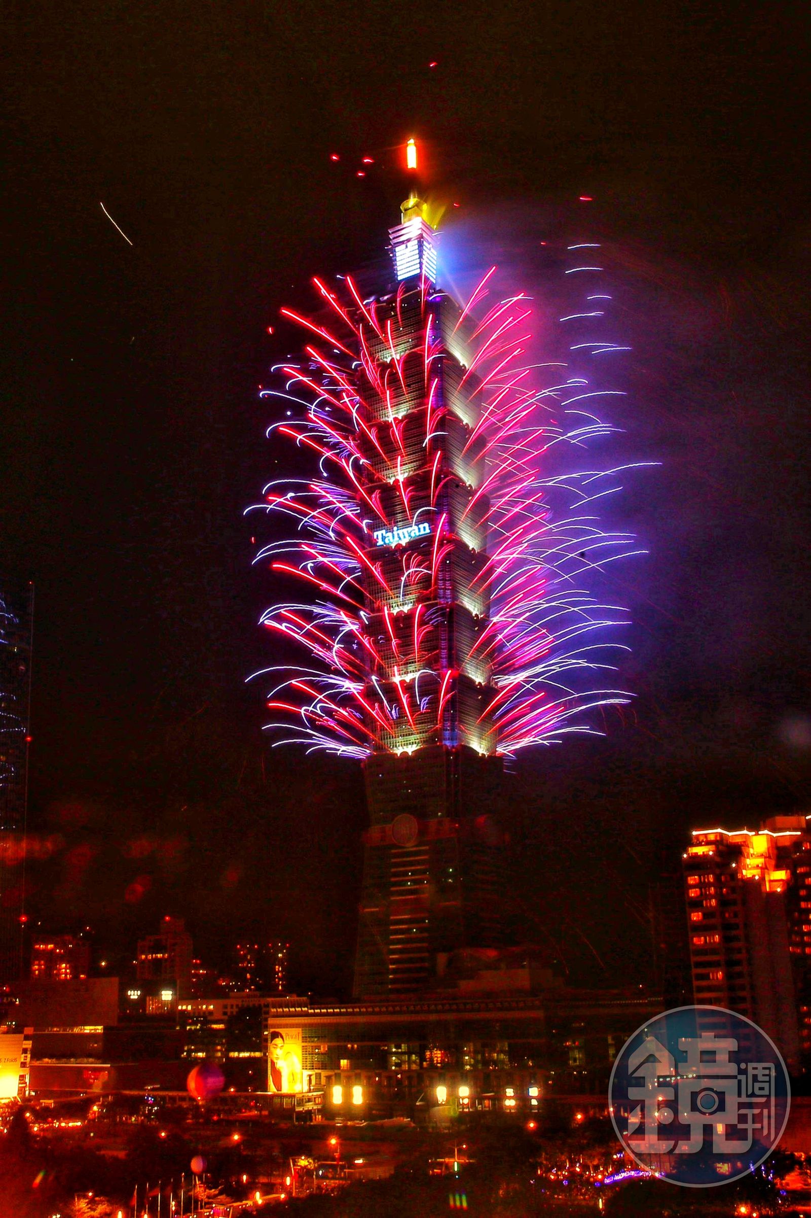 今年台北101煙火顏色美麗精緻。（圖／鏡週刊）
