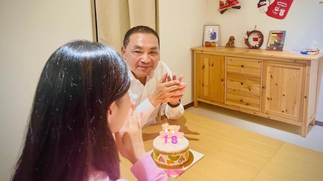 侯友宜跨年夜曬女兒慶生照　吹蠟燭喊「爸，辛苦了」