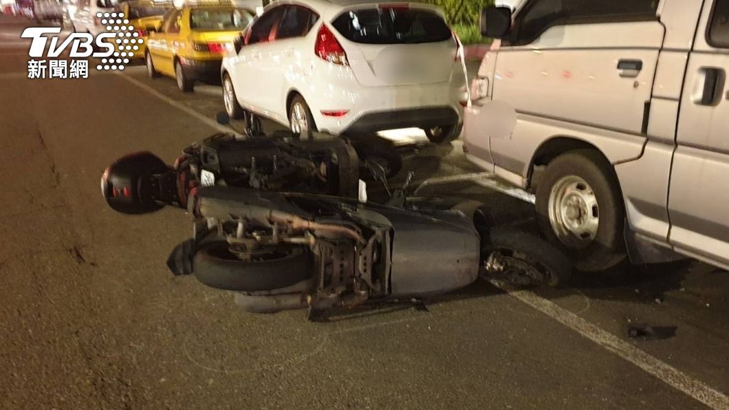 有片/松山行人車道上遭追撞慘摔 無辜騎士被波及共3傷