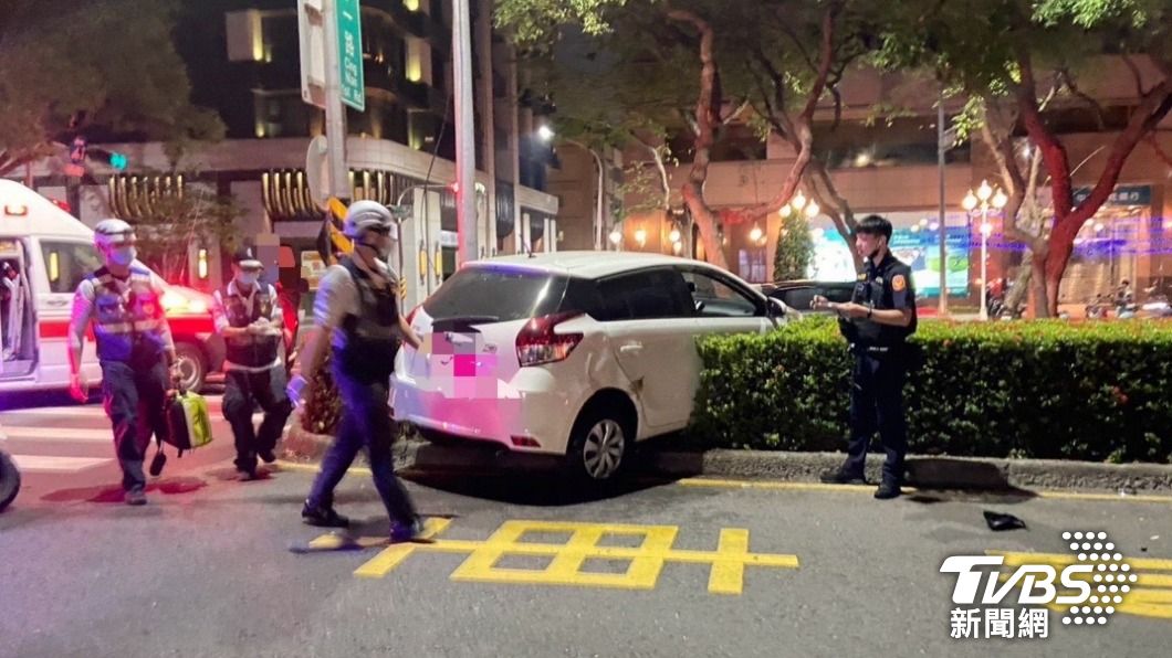 吳姓員警額頭瘀青腫脹，後腦杓撕裂傷，意識清楚送醫治療。（圖／TVBS）